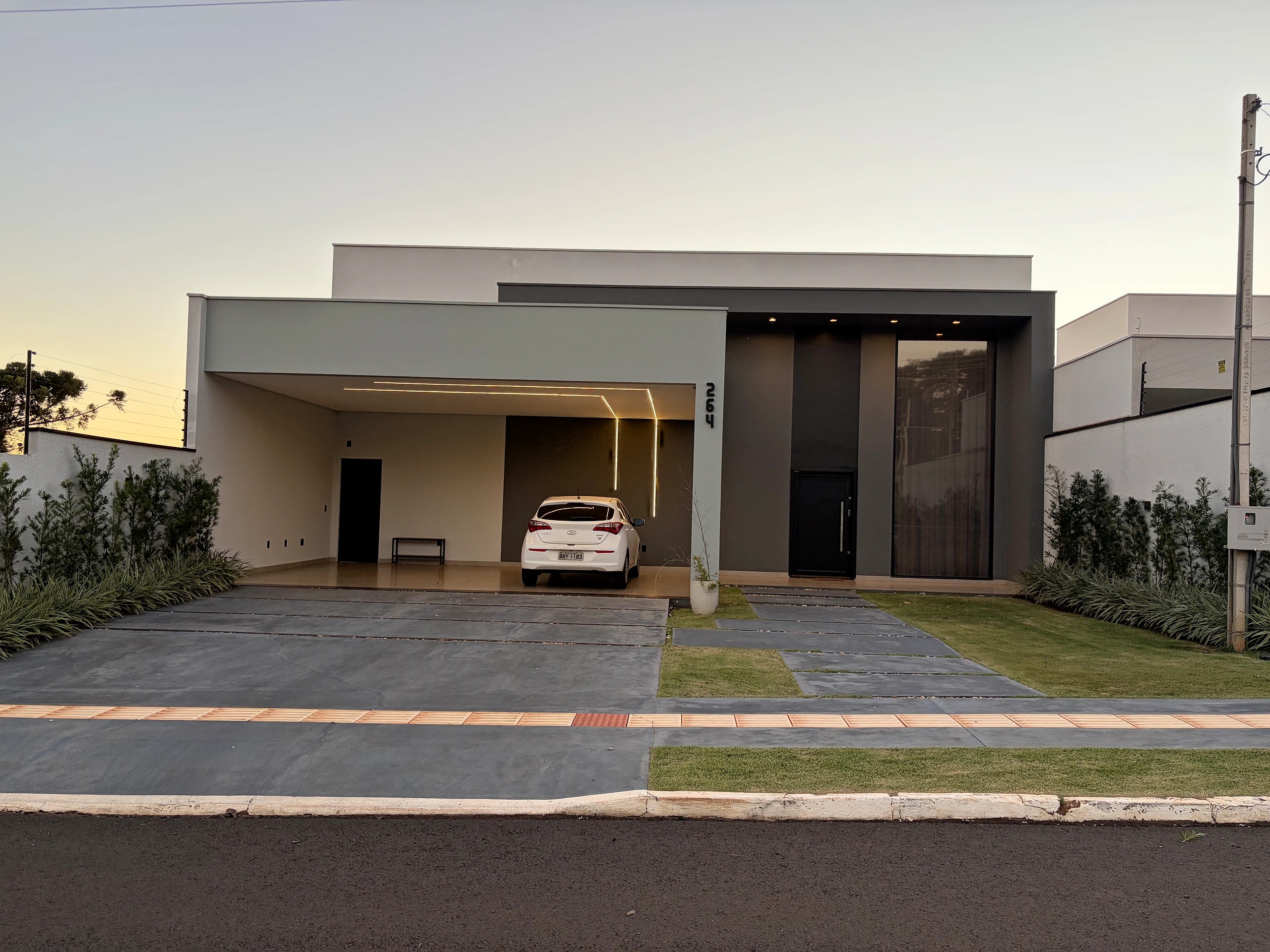 Residência com iluminação arquitetural